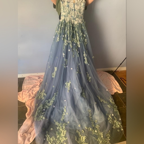 GORGEOUS Blue and Cream/White Gown With Flowers. - Picture 2 of 5